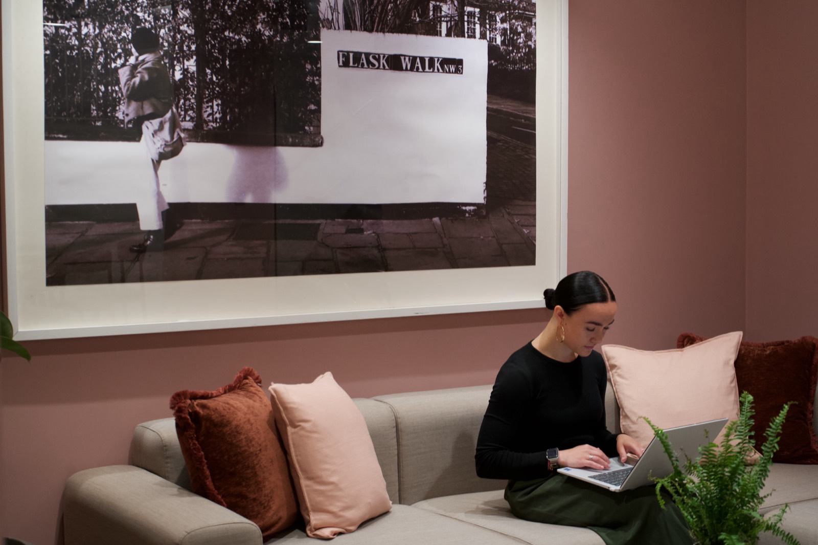 Quiet corner seating area with a sofa and greenery for focused work at Juntos