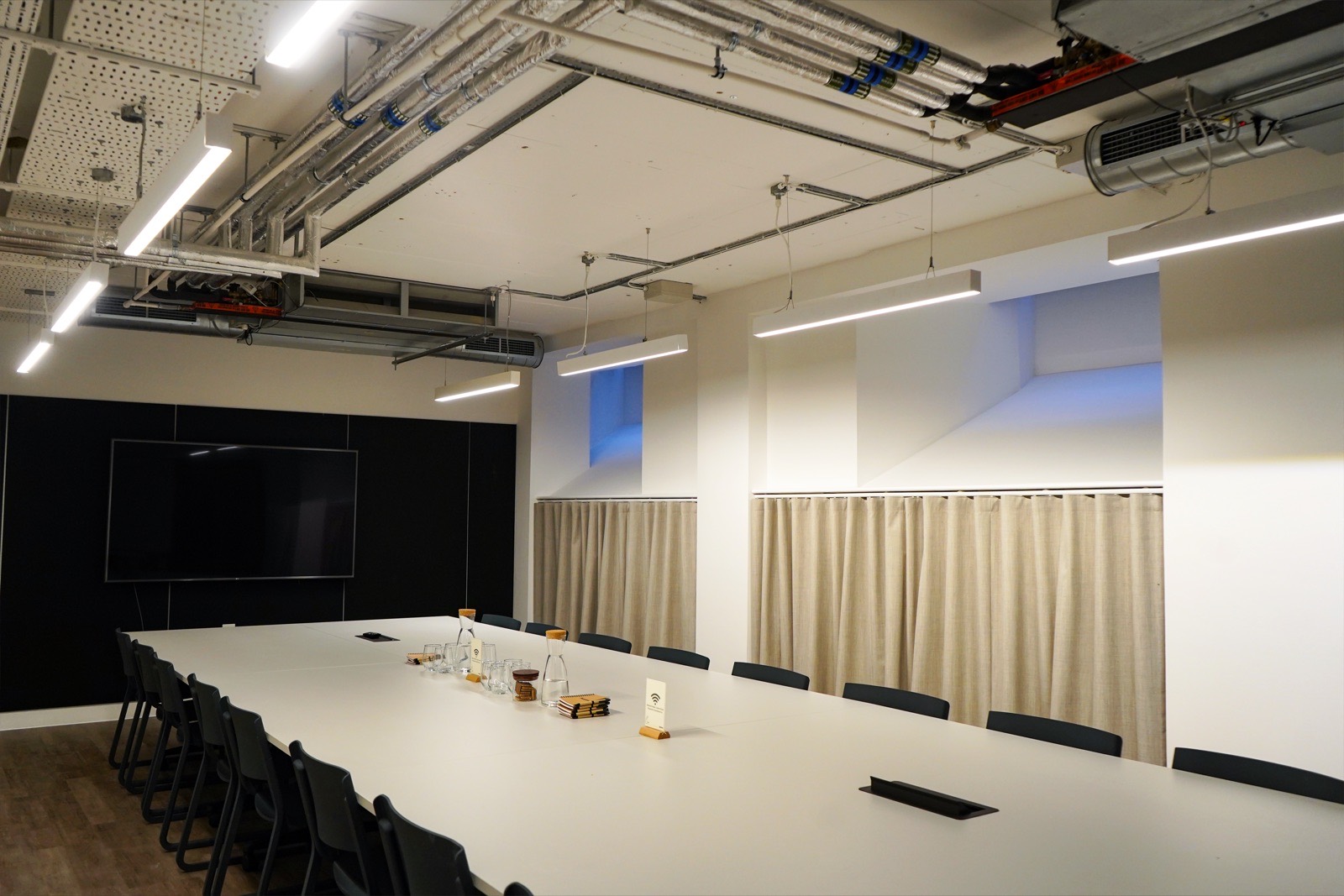 Eighteen-seat boardroom at Juntos Bedford Row set up for a client presentation