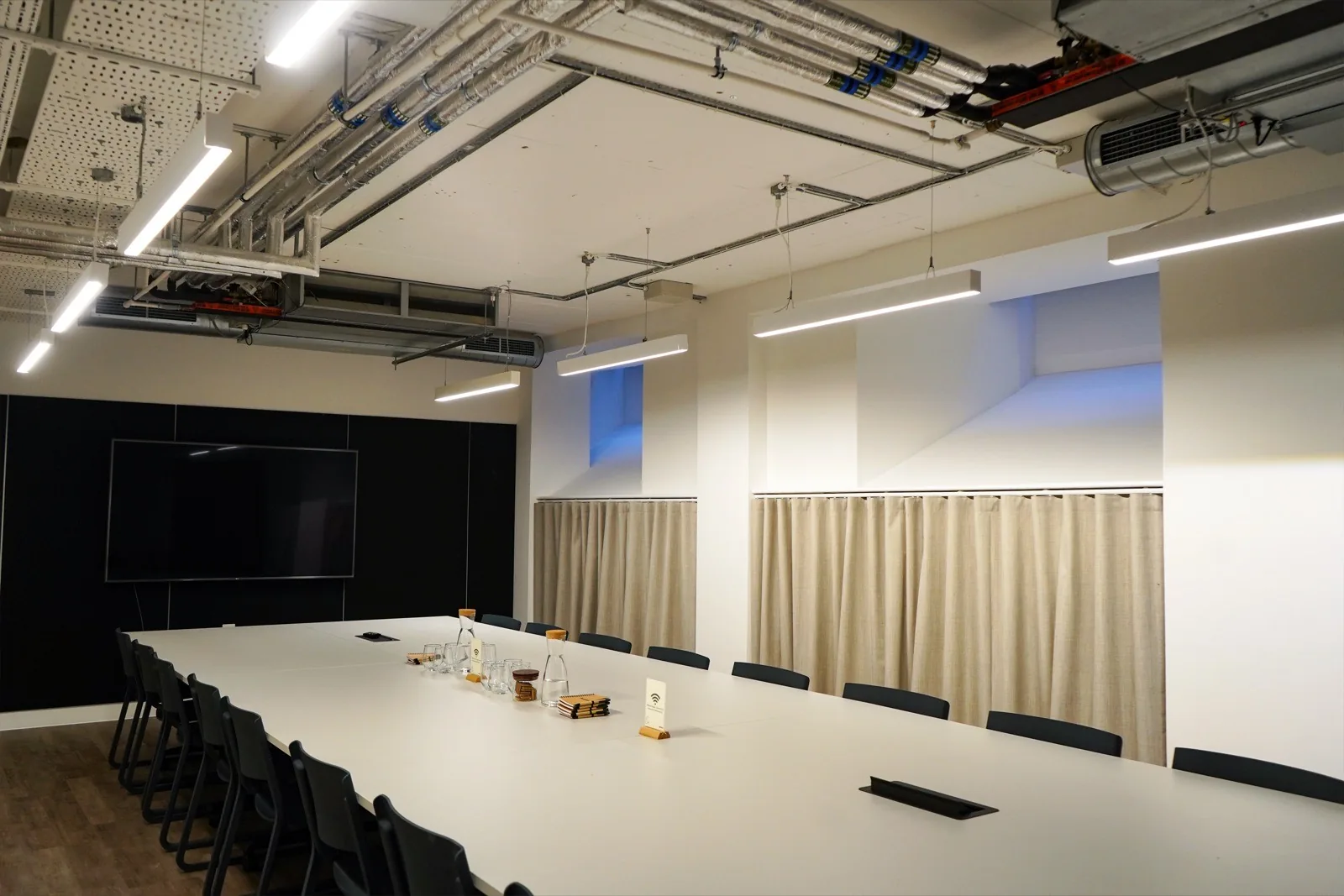 Eighteen-seat boardroom at Juntos Bedford Row set up for a client presentation